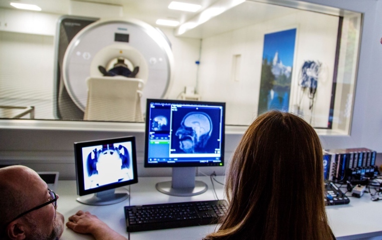 Två forskare analyserar data på Cetrum för hjärnavbildning på Stockholms universitet.